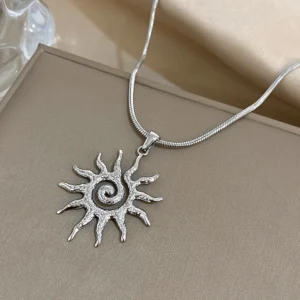 Collier à breloque unique soleil argenté